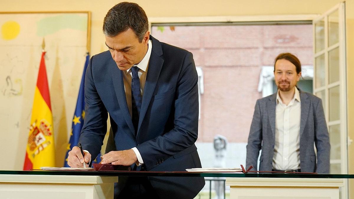 Pedro Sánchez y Pablo Iglesias firman el acuerdo para los Presupuestos Generales del Estado para el 2019.-JOSE LUIS ROCA