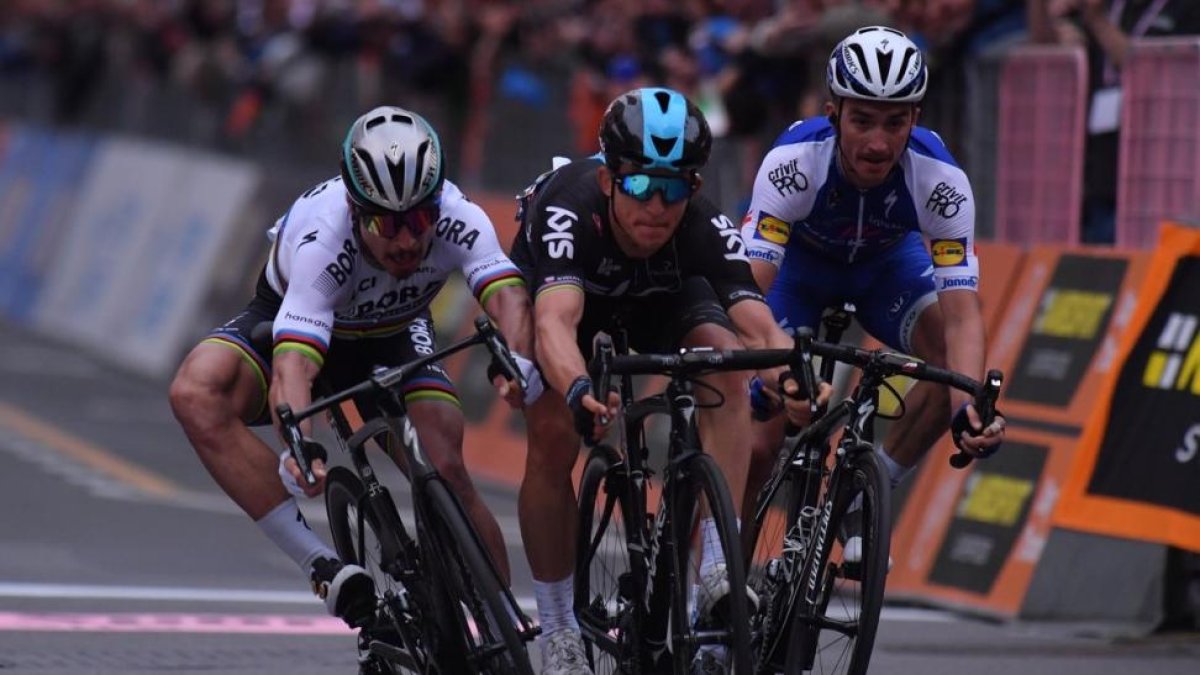 Michal Kwiatkowski, entre Peter Sagan y Julian Alaphilippe, nada más cruzar la meta de la Milán-San Remo.-MILAN-SAN REMO