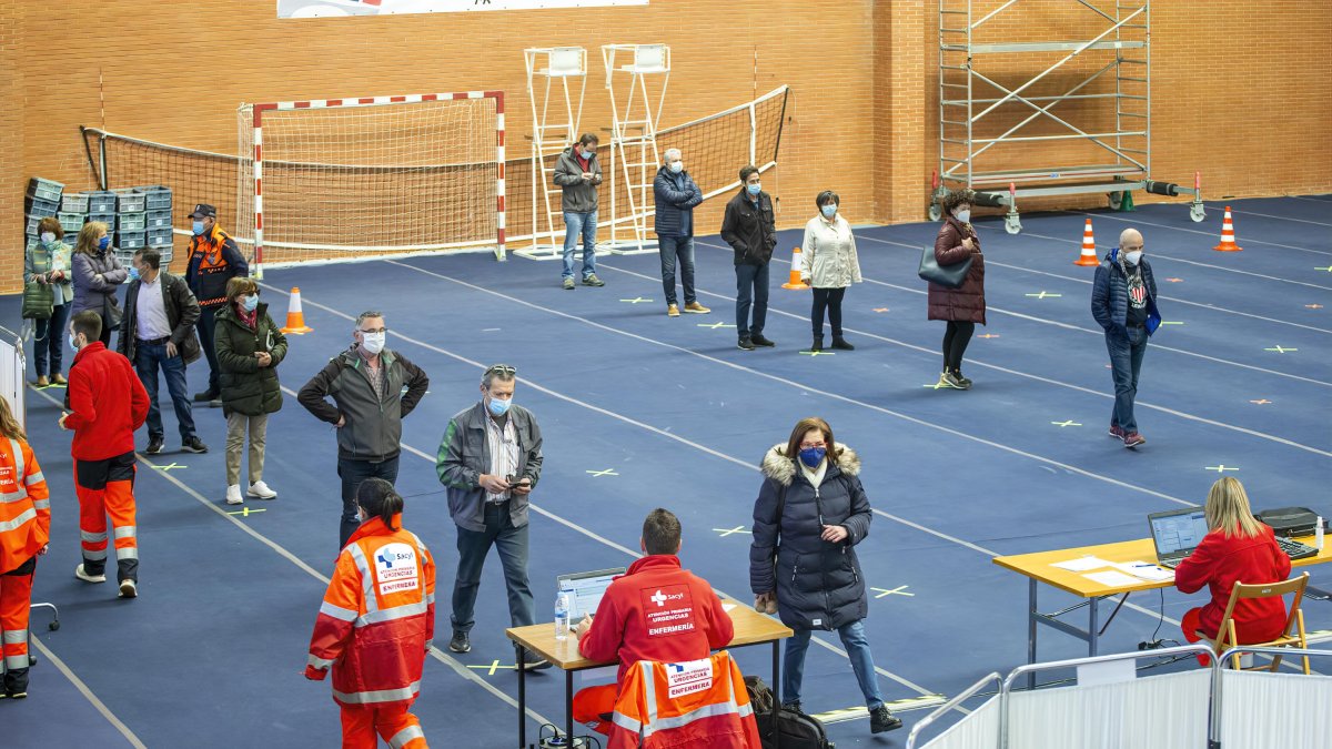 Imagen de vacunaciones masivas en el polideportivo de la UBU. SANTI OTERO