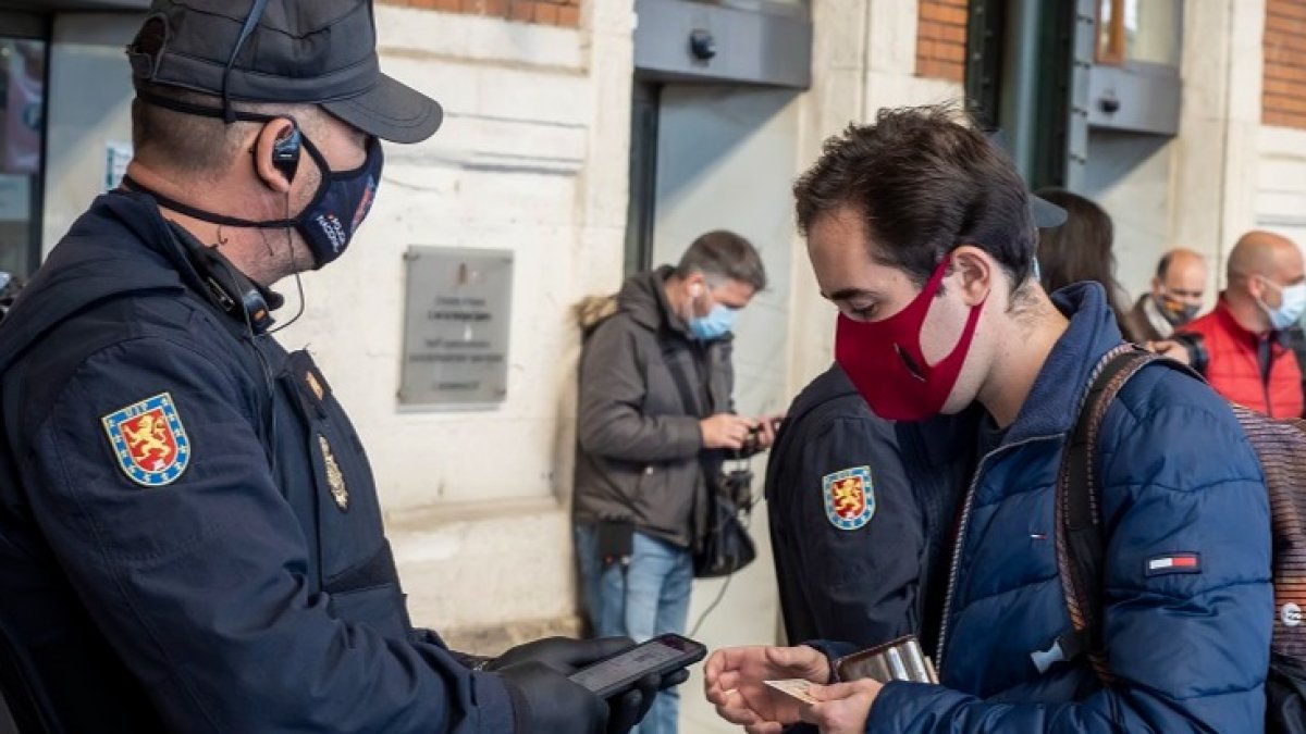 Controles de la Policía Nacional de la salida y llegada del AVE a Madrid. - PHOTOGENIC/MIGUEL ÁNGEL SANTOS