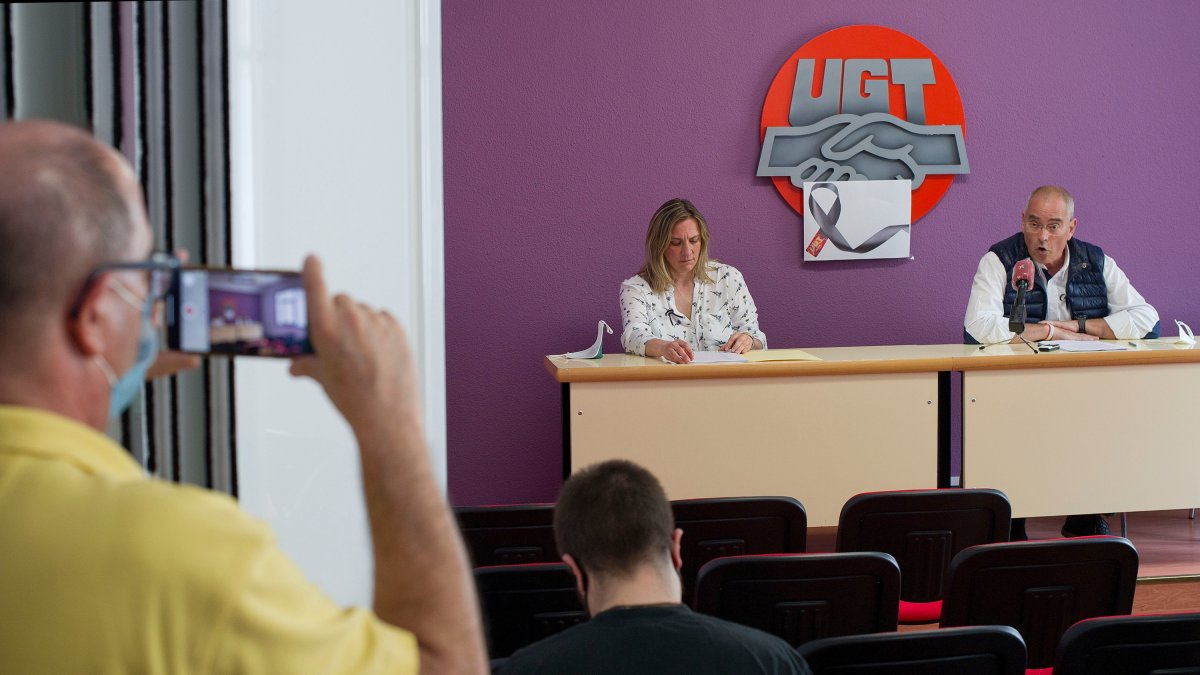 la secretaria del sector de Limpieza y Seguridad de UGT en Burgos, Olga Ortega, y el vicesecretario regional del sindicato, Evelio Angulo. / ISRAEL L. MURILLO