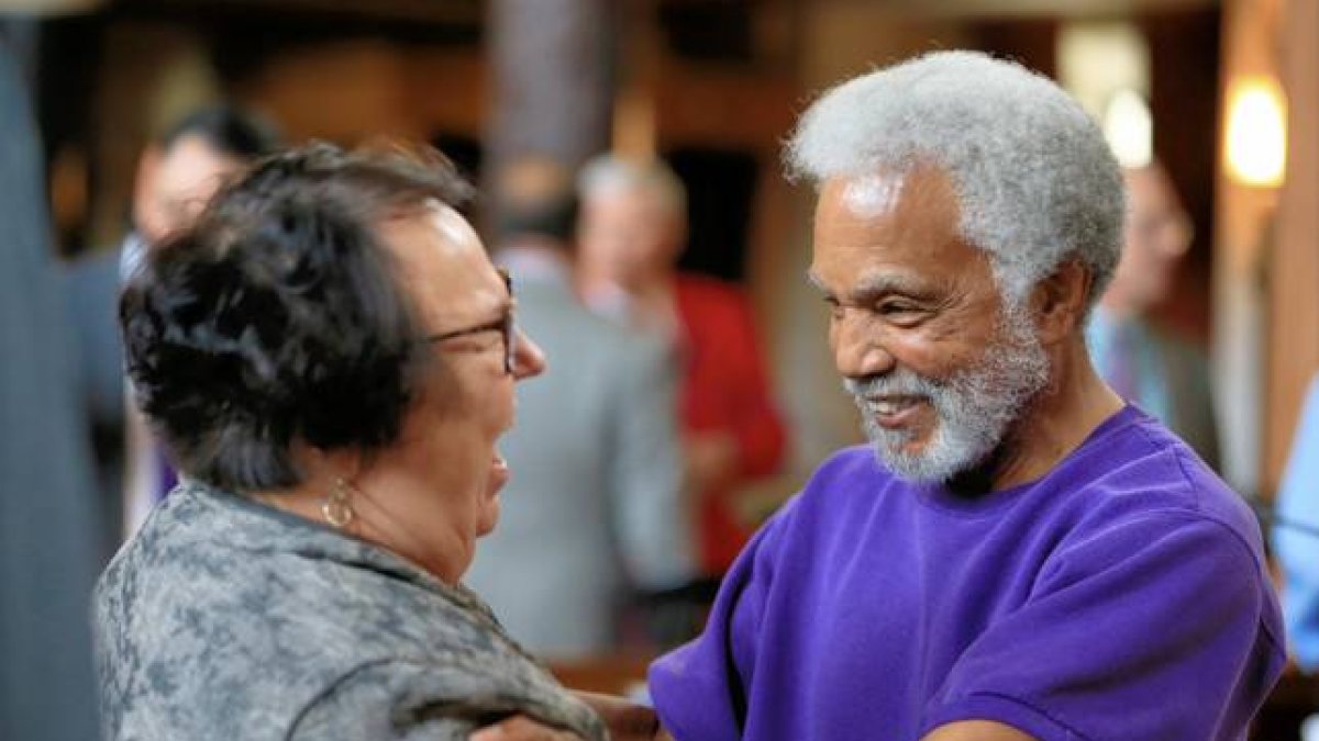 Los senadores Kathy Campbell y Ernie Chambers celebran el veto a la pena de muerte, el miércoles en Lincoln (Nebraska).-Foto: AP / NATI HARNIK