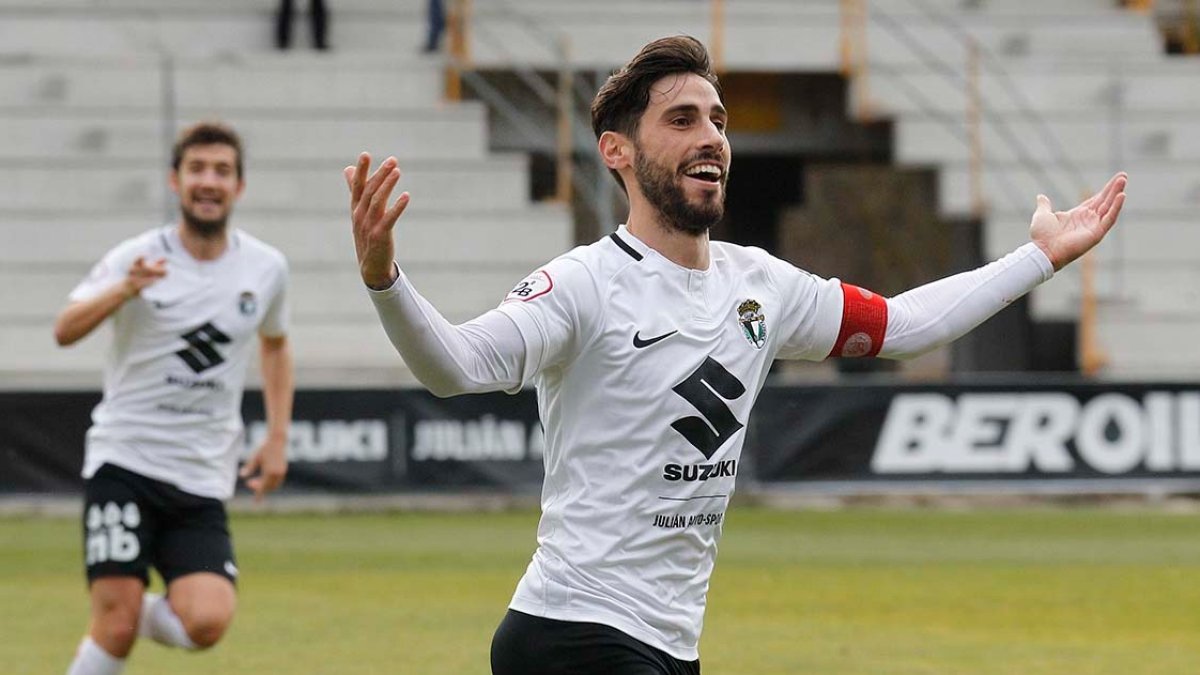 Andrés celebra un gol con la camiseta del Burgos CF. SANTI OTERO