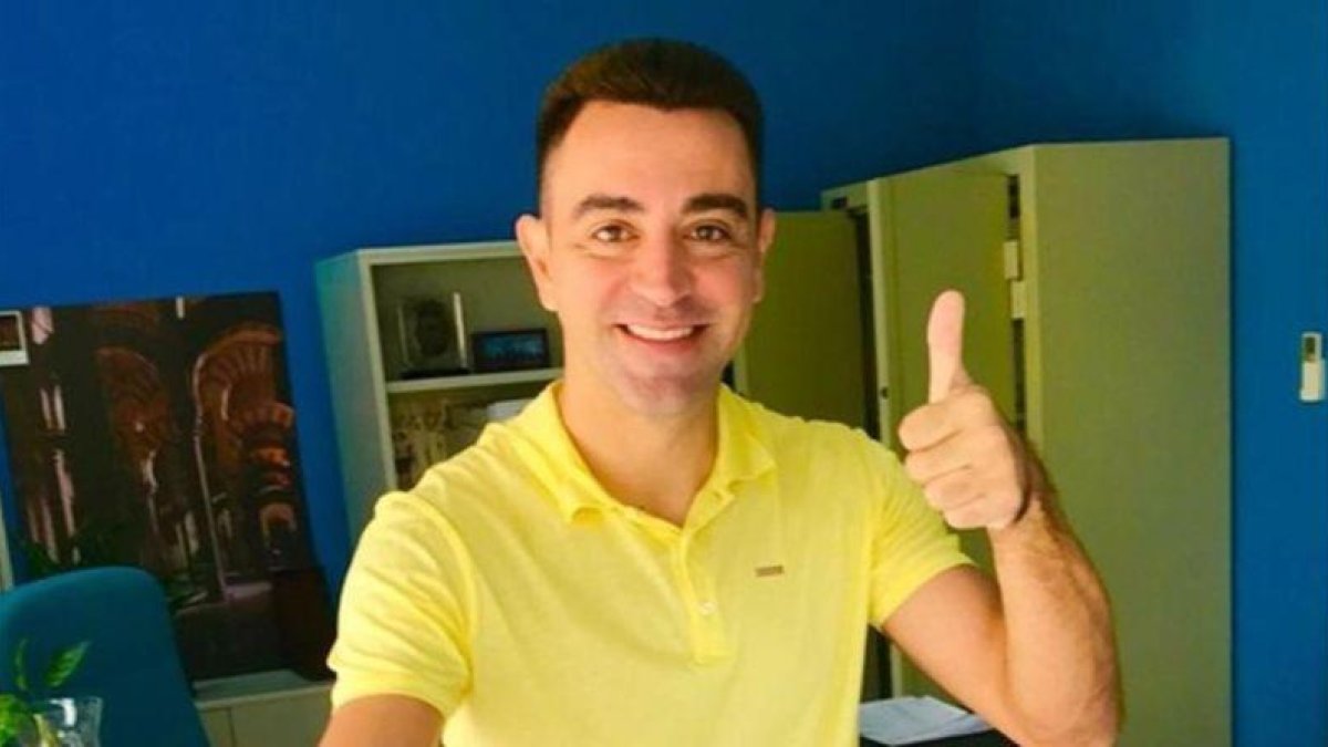 Xavi Hernández votando vestido de amarillo en Doha.-EL PERIÓDICO