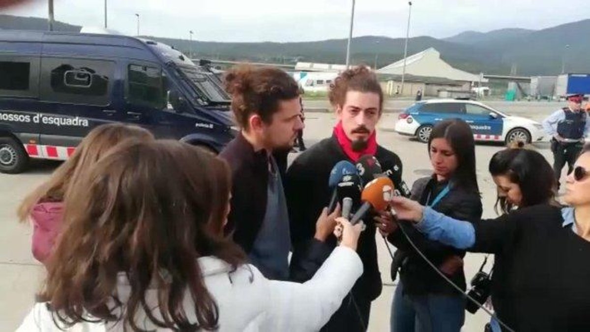 Retienen cuatro jóvenes en la junquera y requisan móviles.-JOAN CASTRO