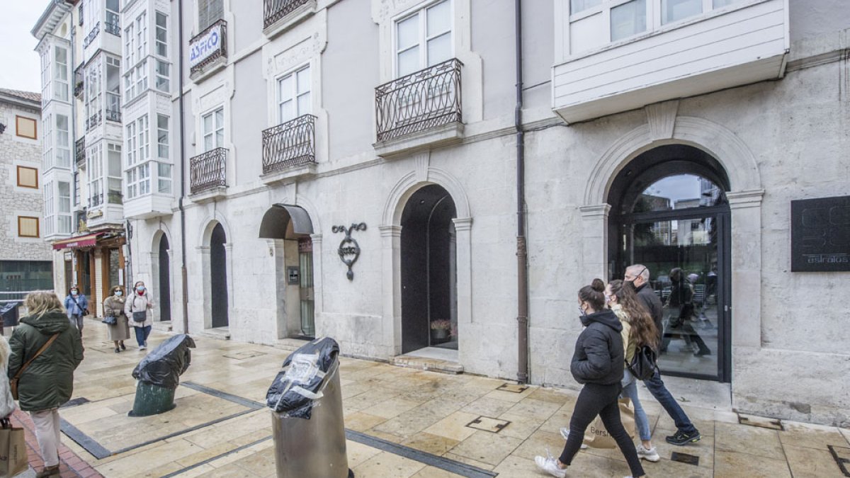 El restaurante ‘Cobo Estratos’ está ubicado en la plaza de la Libertad de la capital burgalesa. ISRAEL L. MURILLO