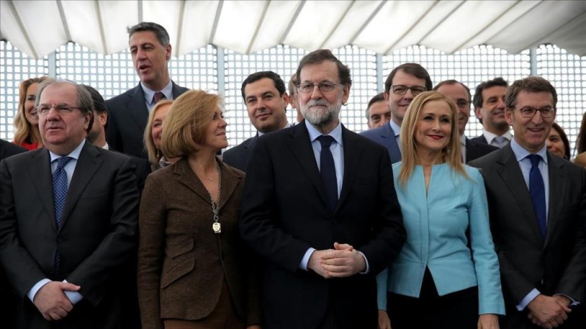 El presidente del Gobierno y del PP, Mariano Rajoy, con sus barones autonómicos y cargos de gobierno y partido antes de almorzar en la sede central de los populares-/ JOSÉ LUIS ROCA