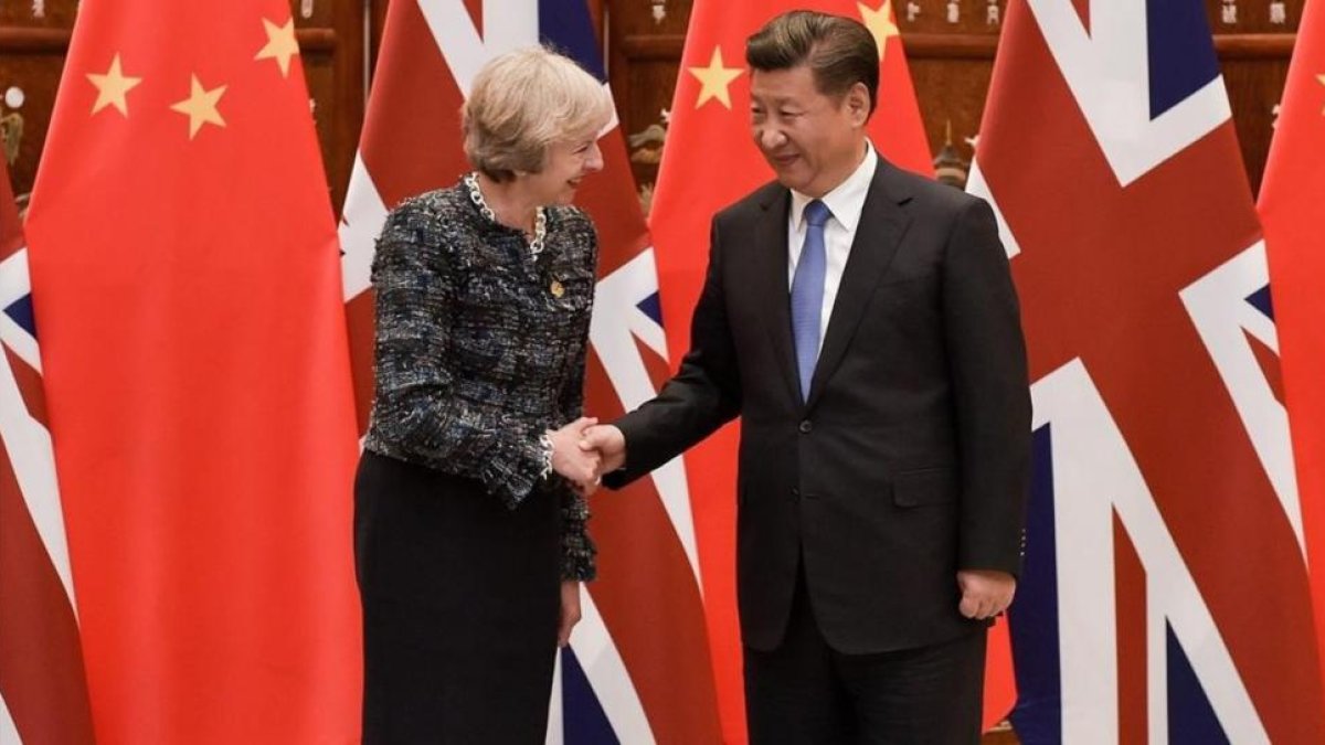 May (izquierda) y Xi se saludan durante un encuentro bilateral con motivo de la cumbre del G-20, en Hangzhou, este lunes.-EFE / ETIENNE OLIVEAU