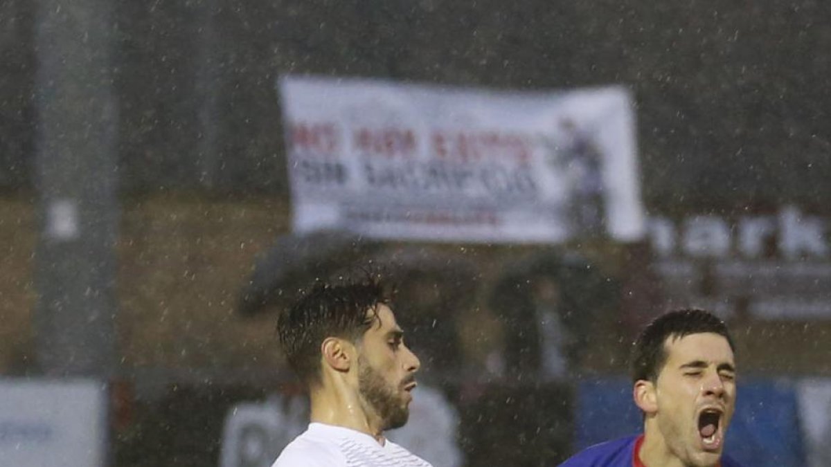 Andrés corta la internada de un jugador del Amorebieta.-Mireya López