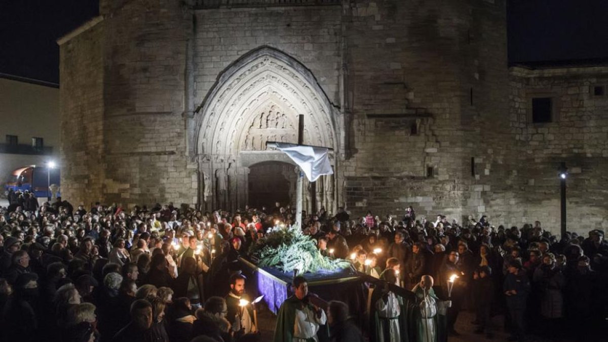 El Vía Crucis Penitencial, arropado por un generoso pelotón de fieles, partió de San Esteban con el sudario en andas acompañado por antorchas.-Santi Otero