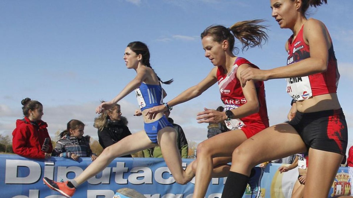Celia Antón pasa un obstáculo en el Cross de Atapuerca-Santi Otero