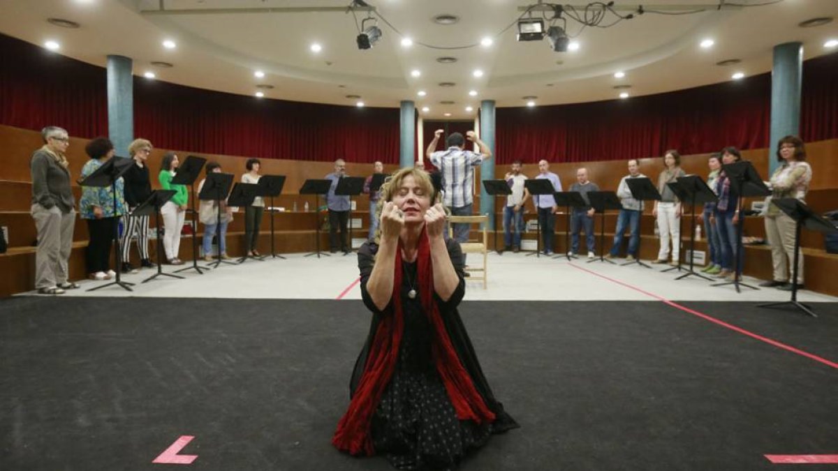 Ana Isabel Roncero conoció a los músicos y cantantes con los que compartirá escenario durante un ensayo ayer en el Teatro Principal.-Raúl Ochoa
