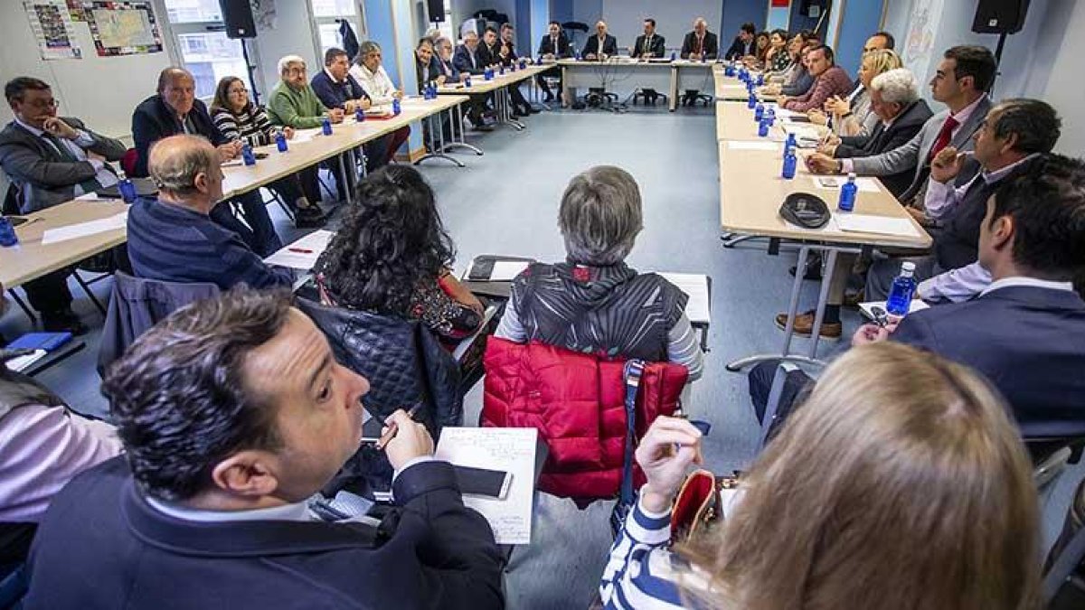 Imagen de la reunión del Consejo Social celebrado ayer en el centro cívico de Capiscol-RAÚL G. OCHOA