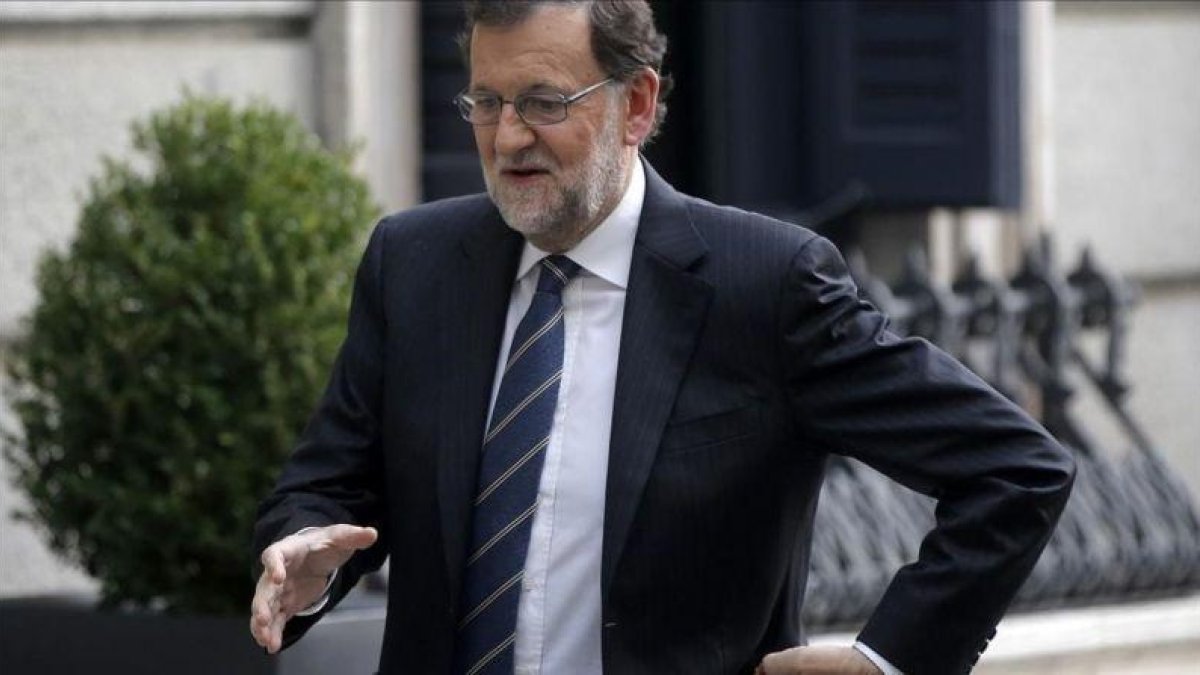 Mariano Rajoy, a su llegada al Congreso, el miércoles 26 de octubre, para pronunciar su discurso de investidura.-JOSE LUIS ROCA