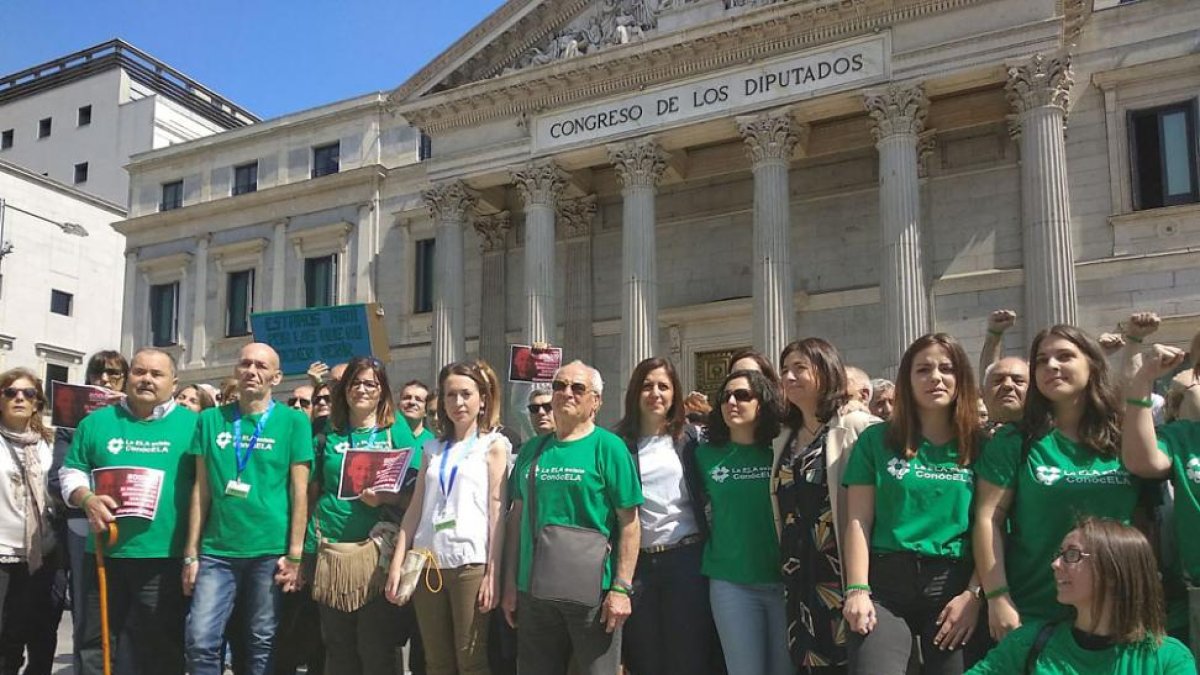 Jesús Gómez entregó junto a amigos y familiaes las firmas en el Congreso.-ECB