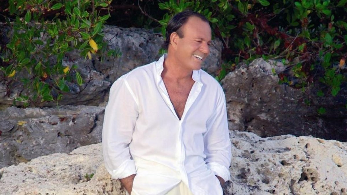 Julio Iglesias, en una imagen promocional de Sony Music.-