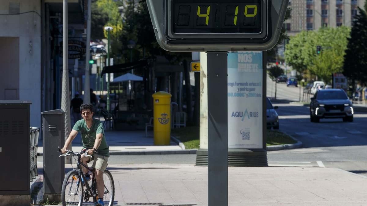 Un termómetro marcando 41ºC en uno de los abrasadores días de esta ola de calor. SANTI OTERO