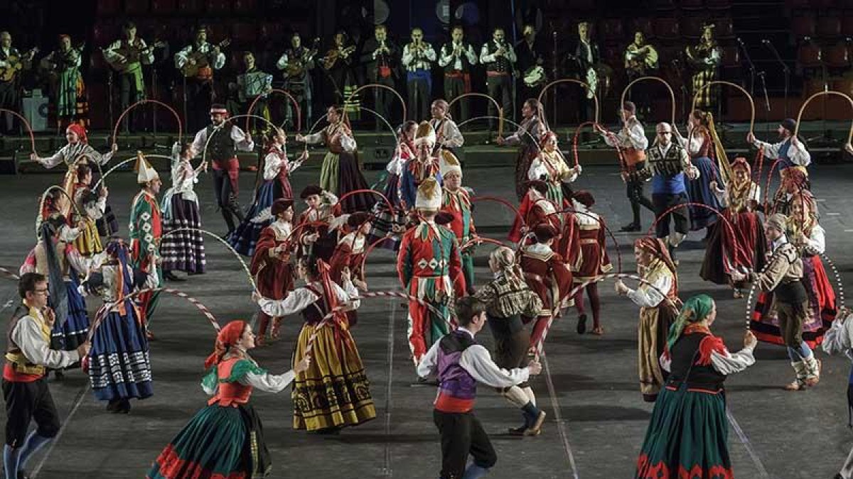 Representantes adultos de los grupos acompañaron a los Danzantes de Burgos en la interpretación de la ‘Danza de los arcos’ en el baile de arranque.-Santi Otero