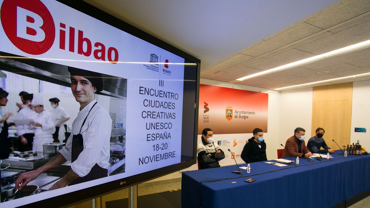 El vicealcalde, Vicente Marañón, con los embajadores en las citas gastronómicas en el País Vasco.TOMAS ALONSO