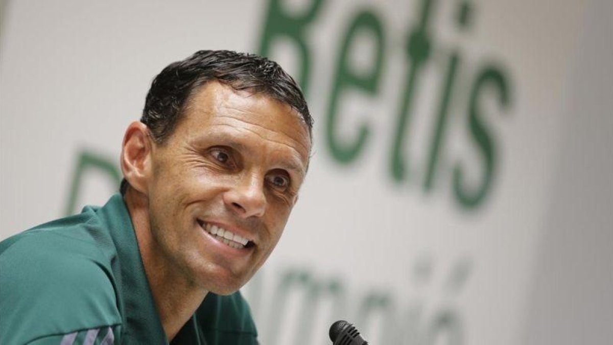 Gustavo Poyet, en la rueda de prensa previa al partido, este viernes en Sevilla.-EFE / JOSÉ MANUEL VIDAL