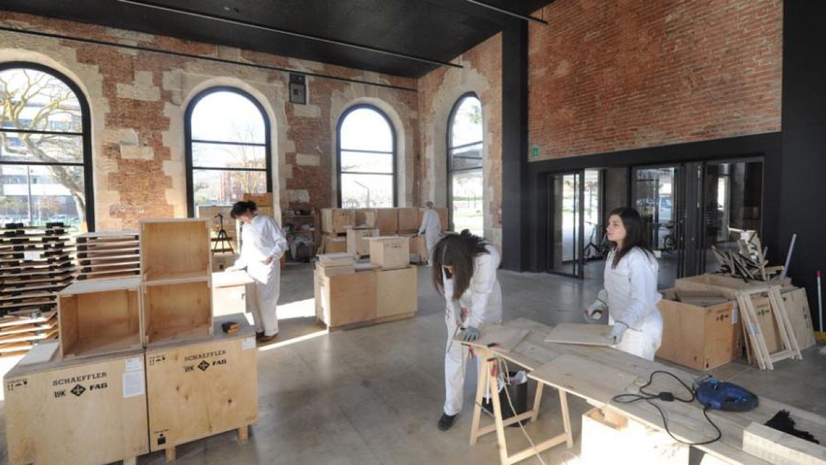 Un total de 15 integrantes de la asociación Entramado se encargan de diseñar el mobiliario para lo que utilizan material reciclado.-ISRAEL L. MURILLO
