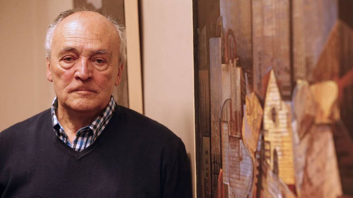 Miguel Ángel Velasco, junto a uno de los ‘collage’ que reflexionan sobre el presente y el futuro.-Raúl Ochoa