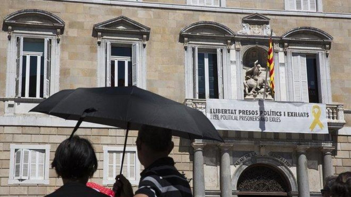 La pancarta a favor de los políticos presos, en el balcón del Palau de la Generalitat.-ALBERT BERTRAN