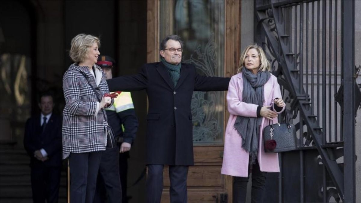 Irene Rigau, Artur Mas y Joana Ortega a las puertas del TSJC el primer día del juicio por el 9-N, en febrero del 2017.-FERRAN NADEU