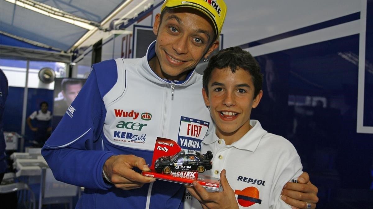 El día (5 de junio del 2008) en que Marc Márquez conoció a Valentino Rossi en Montmeló.-EMILIO PÉREZ DE ROZAS