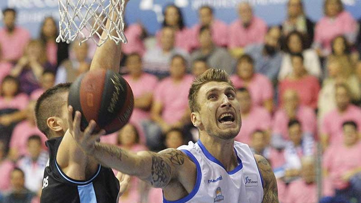 Javi Vega fuerza la acción ofensiva a aro pasado.-SANTI OTERO