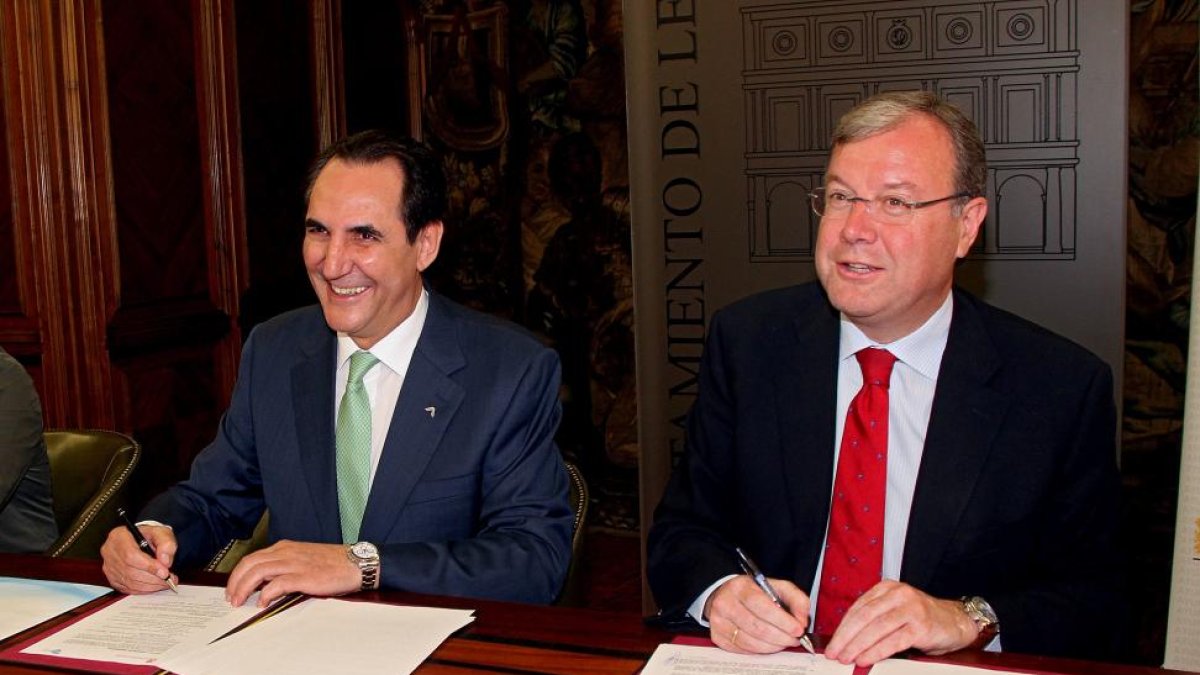 El alcalde, Antonio Silván (D), y el presidente de Iberaval, José Rolando Álvarez (I), firman el convenio de colaboración para facilitar el acceso a financiación acorde de autónomos y pymes-ICAL