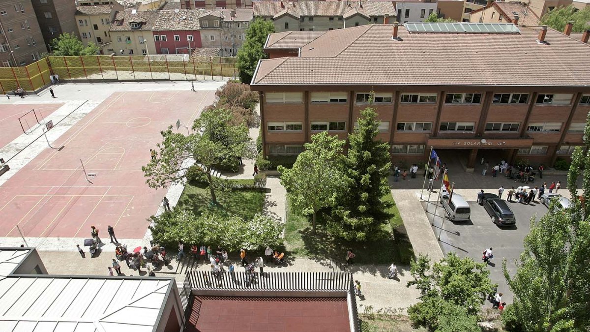 El centro escolar se ubica en el barrio de San Pedro de la Fuente y a él asisten alumnos de Infantil y Primaria. I. L. M.
