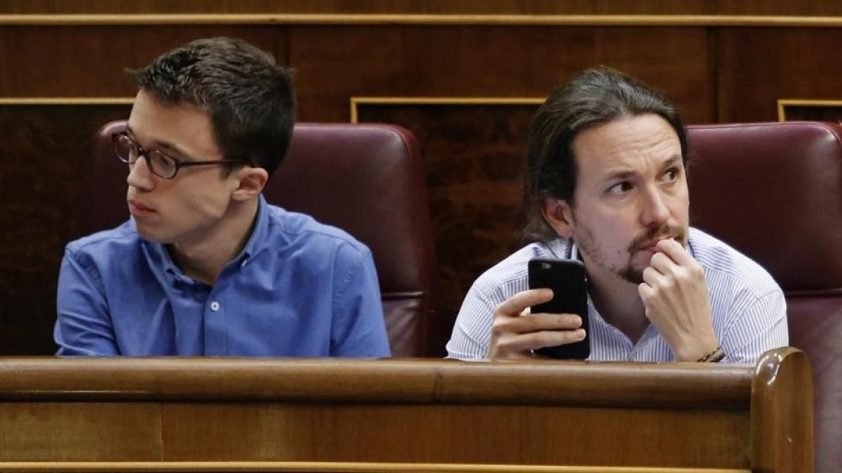 Pablo Iglesias e Íñigo Errejón, en el hemiciclo.-JUAN MANUEL PRATS