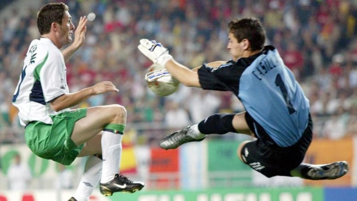 Robbie Keane, frente a Casillas en el partido que enfrentó a Irlanda con España en el Mundial de Corea del 2002.-AP / GREG BAKER