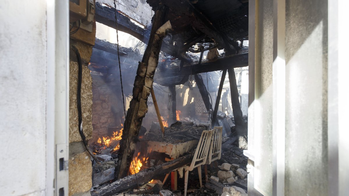 Interior de un inmueble devastado por el incendio de Quintanilla del Coco. SANTI OTERO