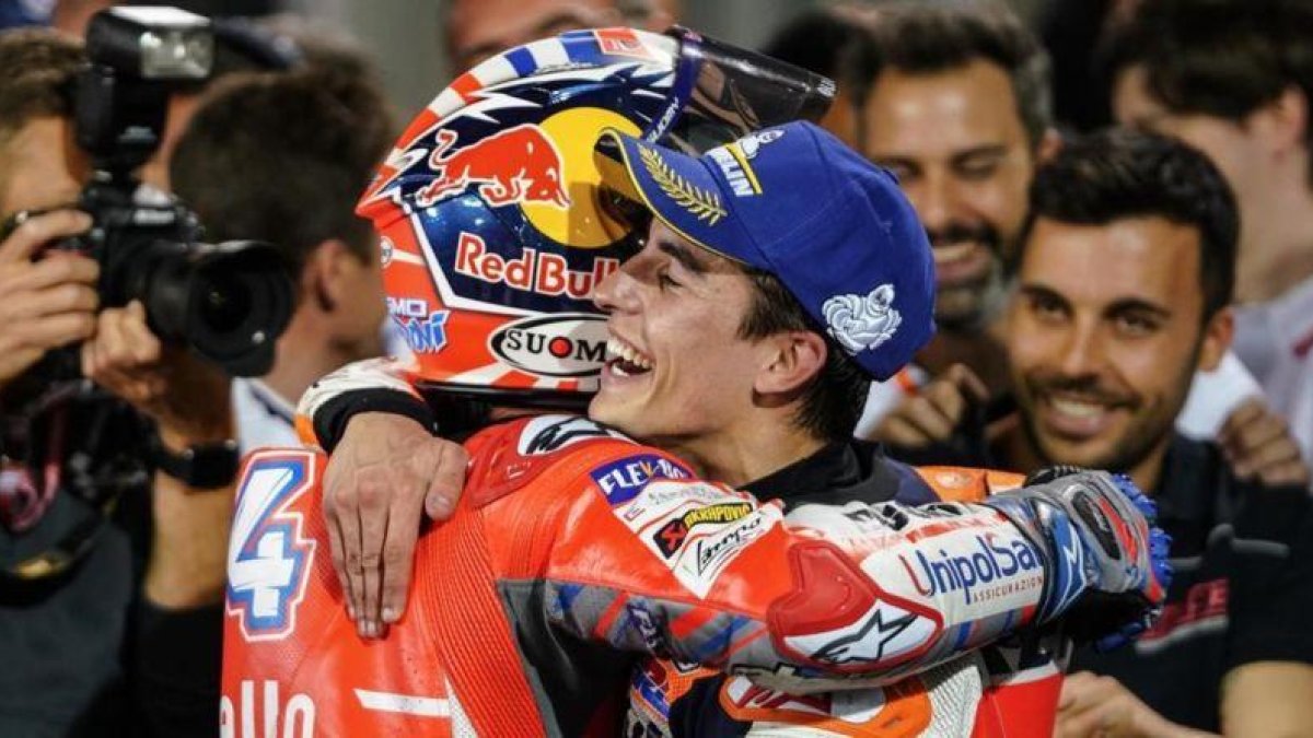 Marc Márquez (Honda), a la derecha, felicita a Andrea Dovizioso (Ducati) tras su victoria en Catar.-ALEJANDRO CERESUELA
