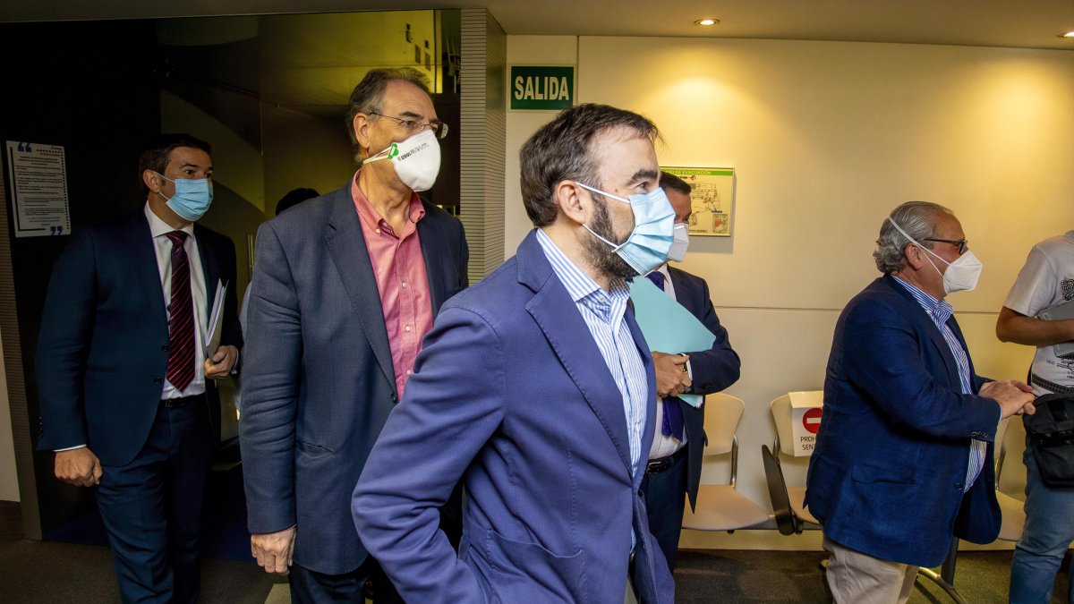 Representantes del grupo Yucon antes de un acto público. SANTI OTERO