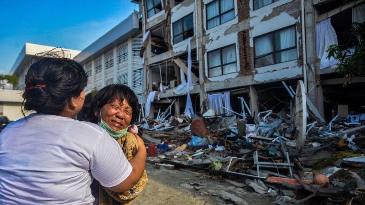 Una mujer llora mientras los miembros del personal de rescate buscan victimas bajo los escombros de un hotel tras el terremoto y posterior tsunami en Palu Indonesia.-IQBAL LUBIS (EFE) / EPA