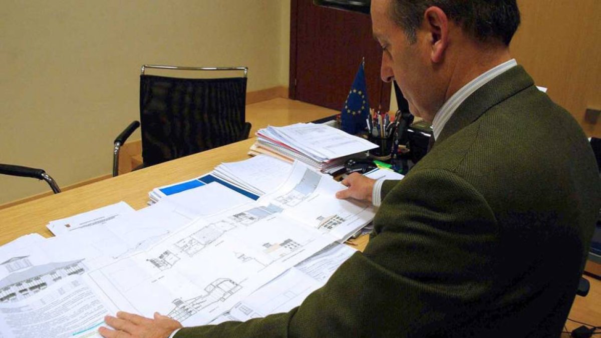 Ortiz explicó sobre el plano los pasos dados y pendientes de la obra de la Casa Salamanca.-G. G.