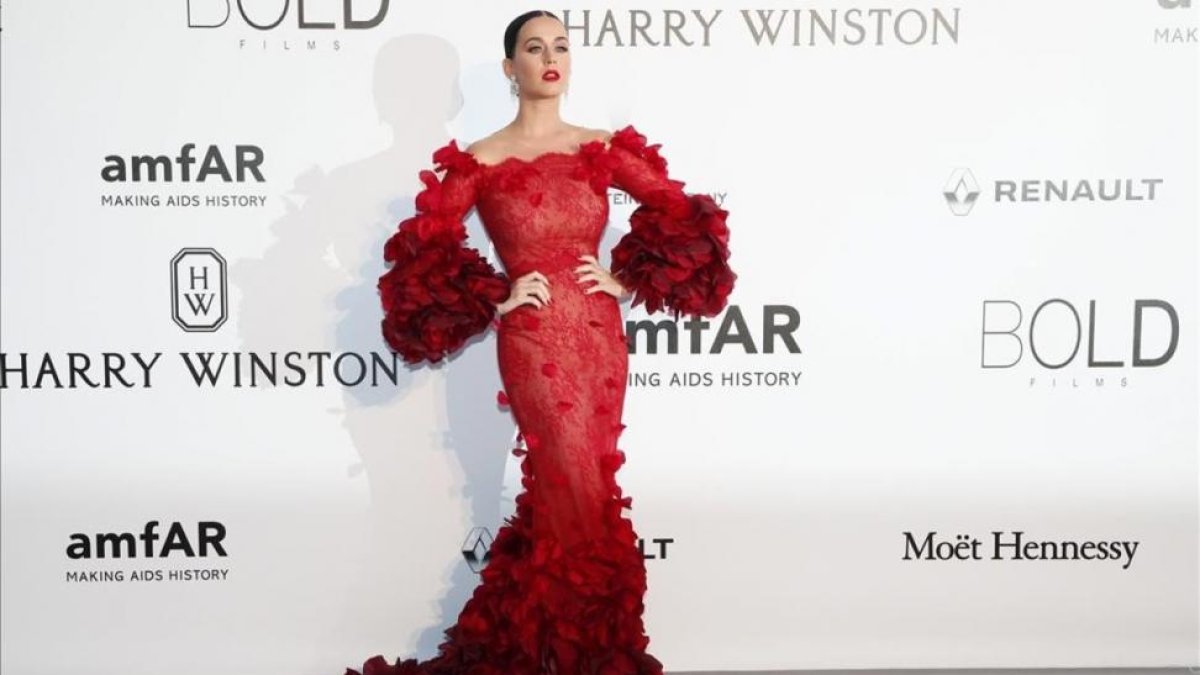 Katy Perry, con un vestido de aires flamencos, en la gala Amfar de Cannes, este jueves por la noche.-EFE / IAN LANGSDON