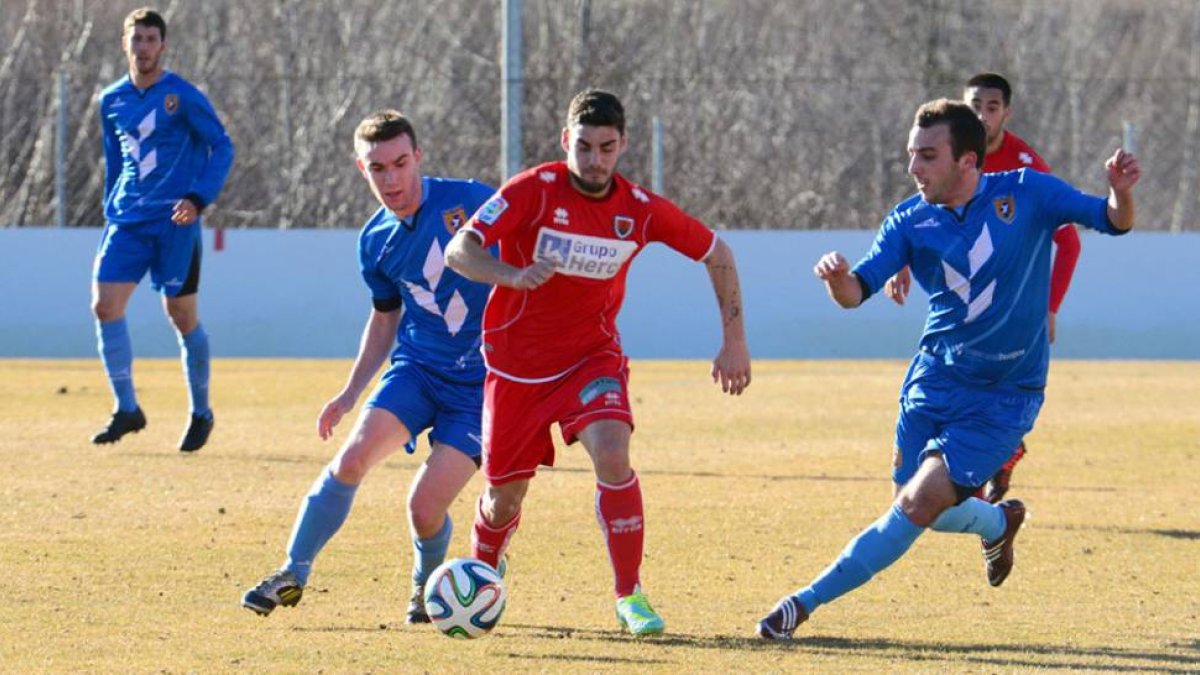 Un jugador del Numancia B avanza con el balón en un lance del partido de ayer.-ÁLVARO MARTÍNEZ / EL MUNDO DIARIO DE SORIA