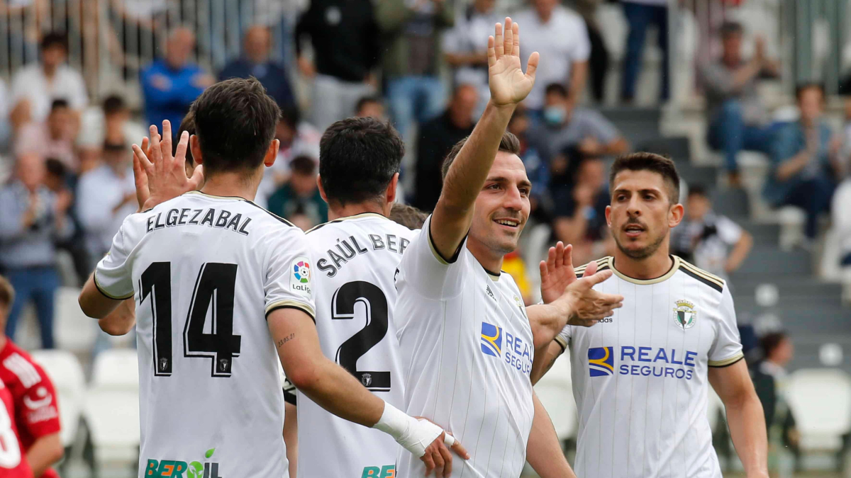 Valcarce, el autor del gol del Burgos CF, controla el balón. SANTI OTERO