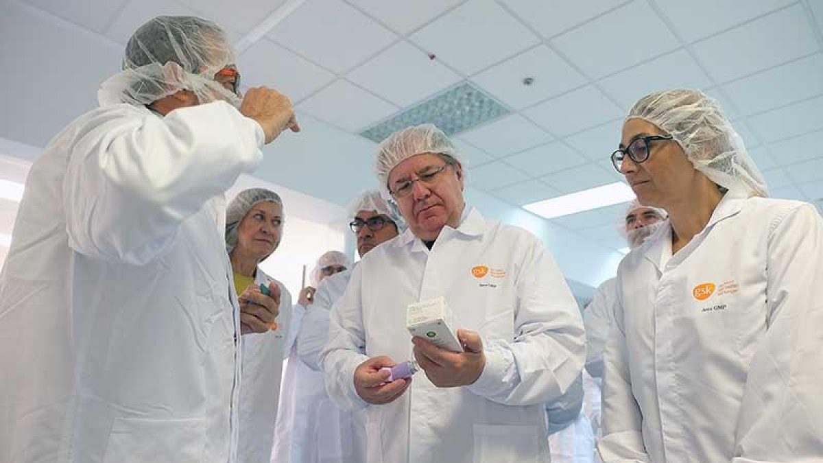 En el centro, el presidente de la Junta, durante su visita a la fábrica de Aranda.-ECB