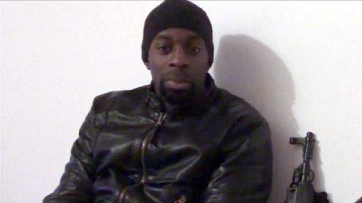 Amedi Coulibaly en un vídeo difundido en redes sociales yihadistas la semana pasada.-Foto: AFP