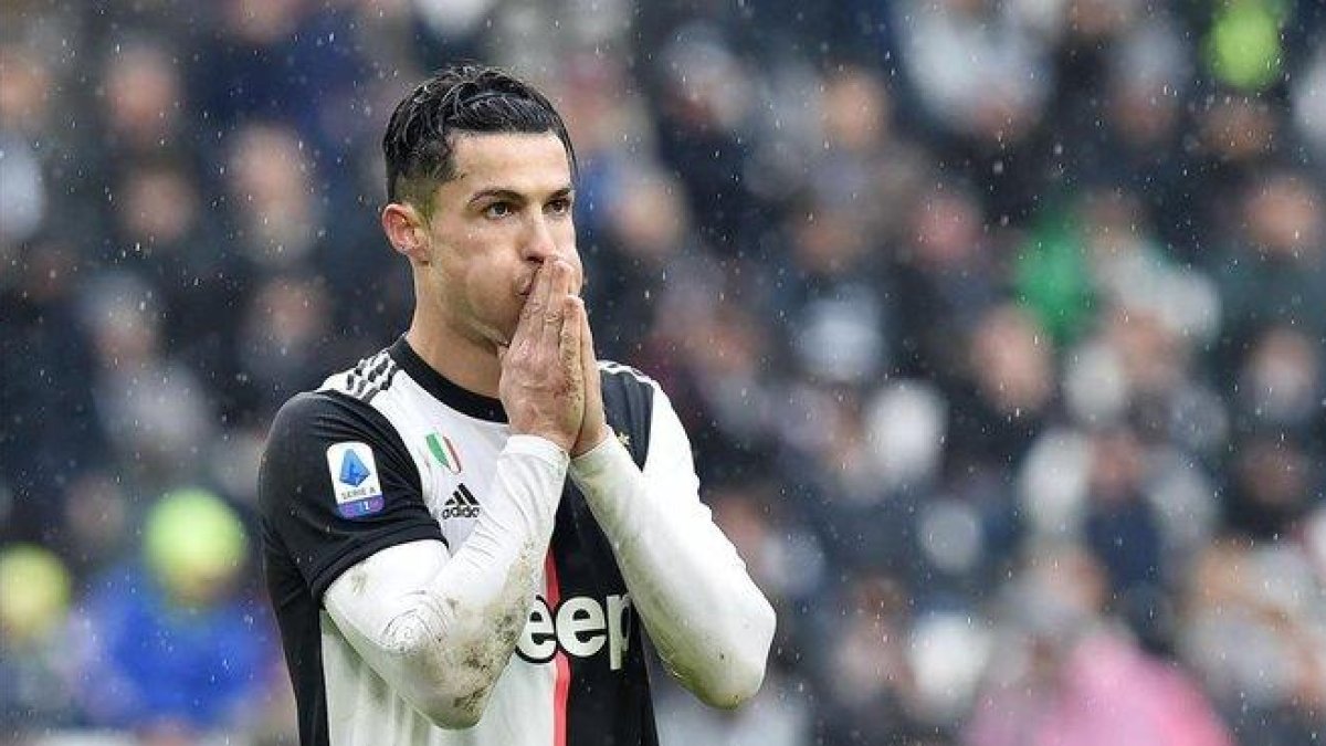 Cristiano Ronaldo lamenta una ocasión fallada en el partido entre la Juventus y el Sassuolo del 1 de diciembre.-AP / ALESSANDRO DI MARCO