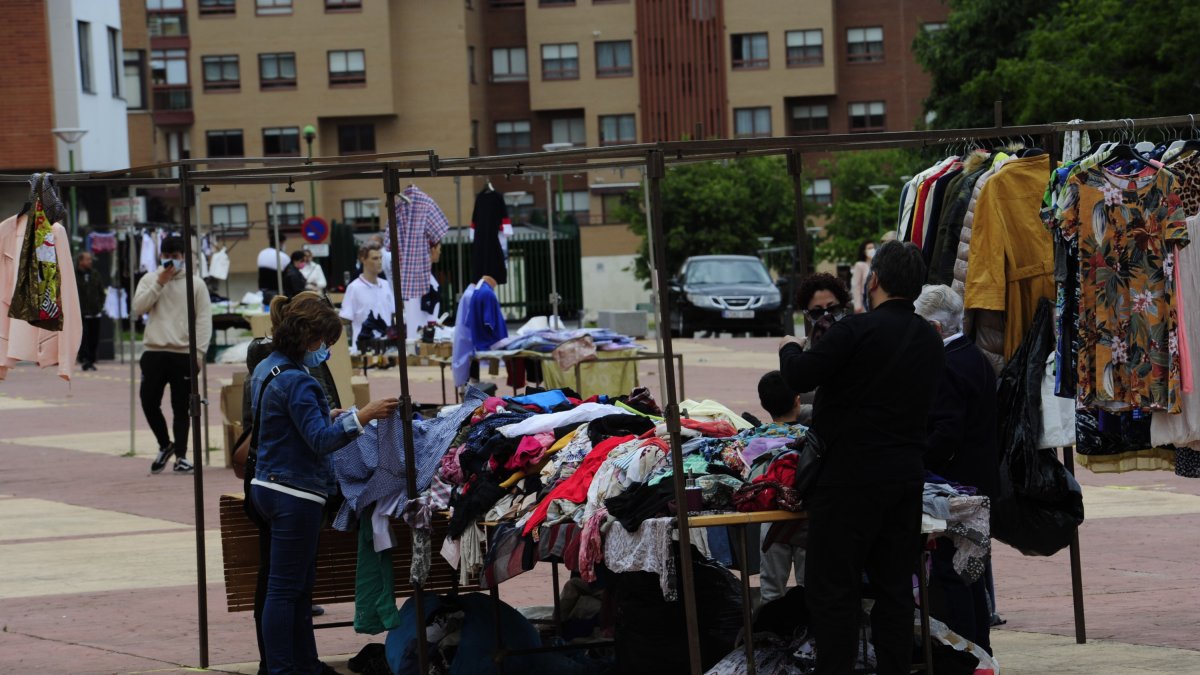 Imagen del mercadillo textil. ISRAEL L. MURILLO