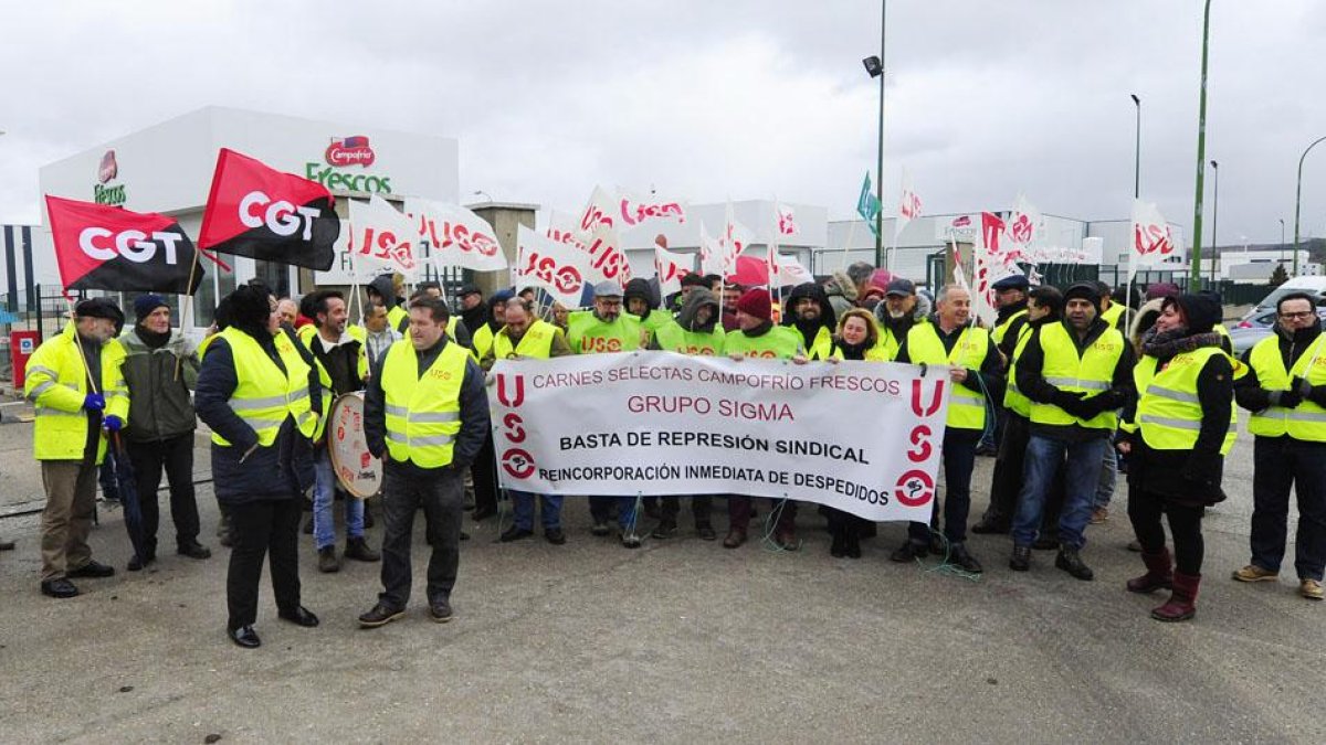 Movilización frente a las puertas de Carnes Selectas.-ISRAEL L. MURILLO