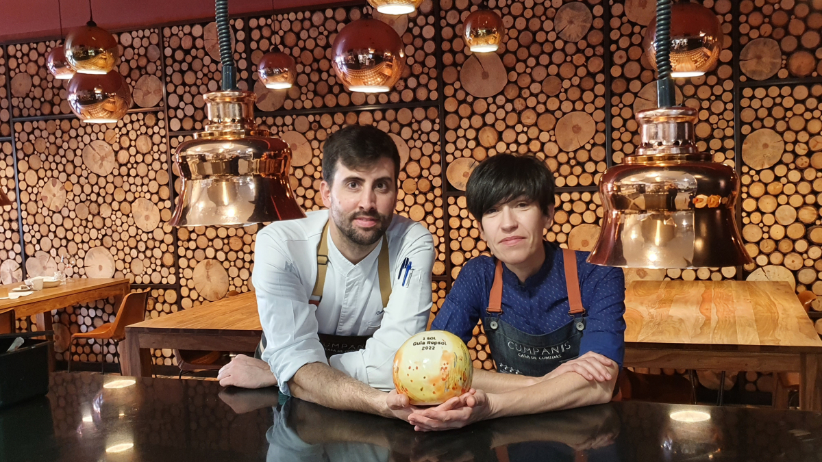 La pareja fornada por David y Pilar da vida a un restaurante diferente en Aranda que rompe los estereotipos.  / LORETO VELÁZQUEZ