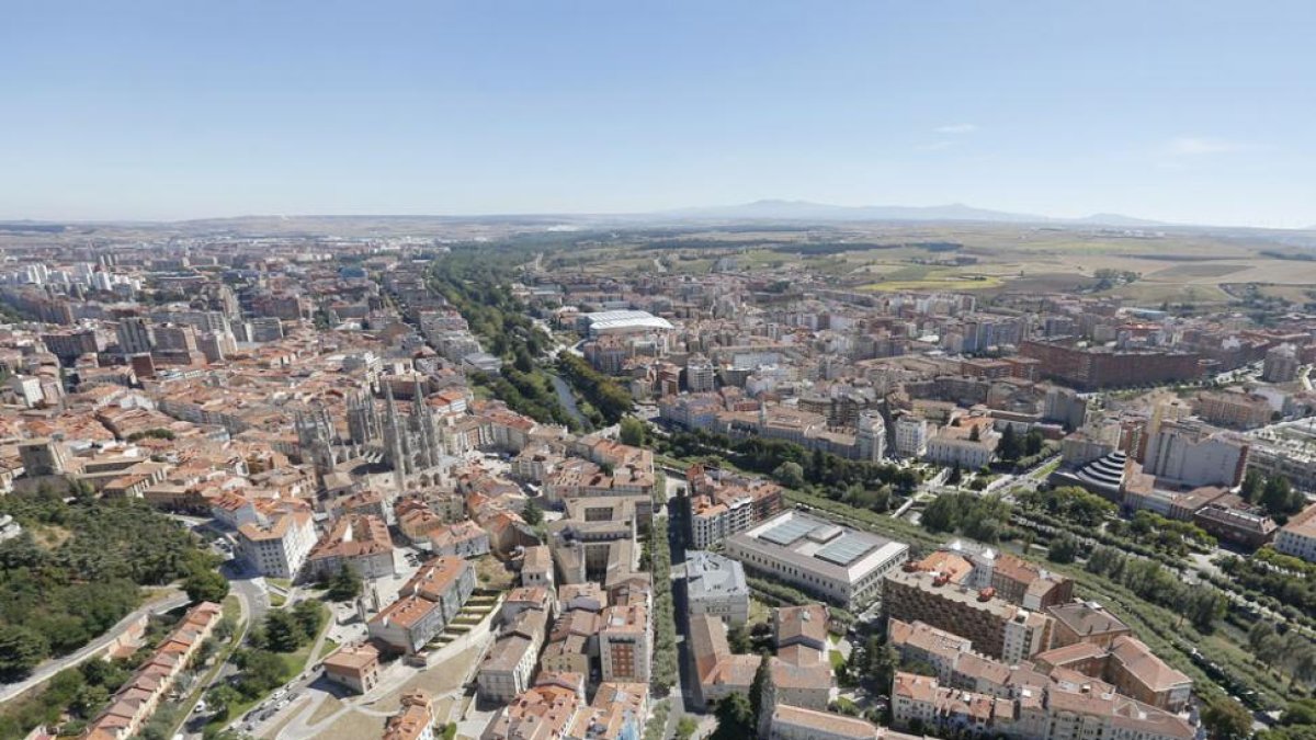Vista aérea de la ciudad de Burgos, que próximamente se dividirá en cuatro distritos más el periférico.-RAÚL G. OCHOA