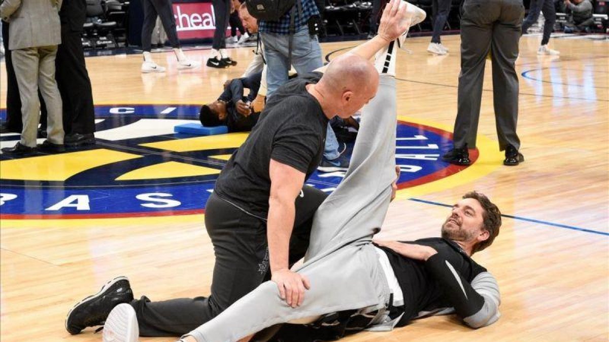 Pau Gasol hace estiramientos antes de su regreso a las pistas.-TODD PIERSON (EFE)